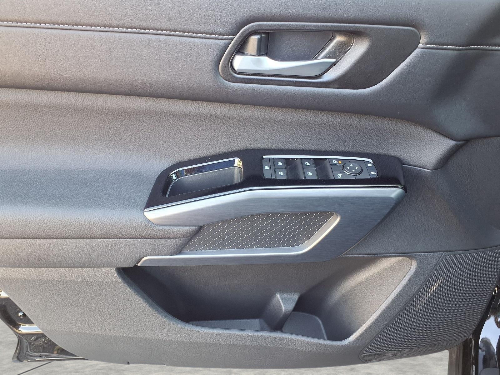 2025 Nissan Pathfinder SL 4WD