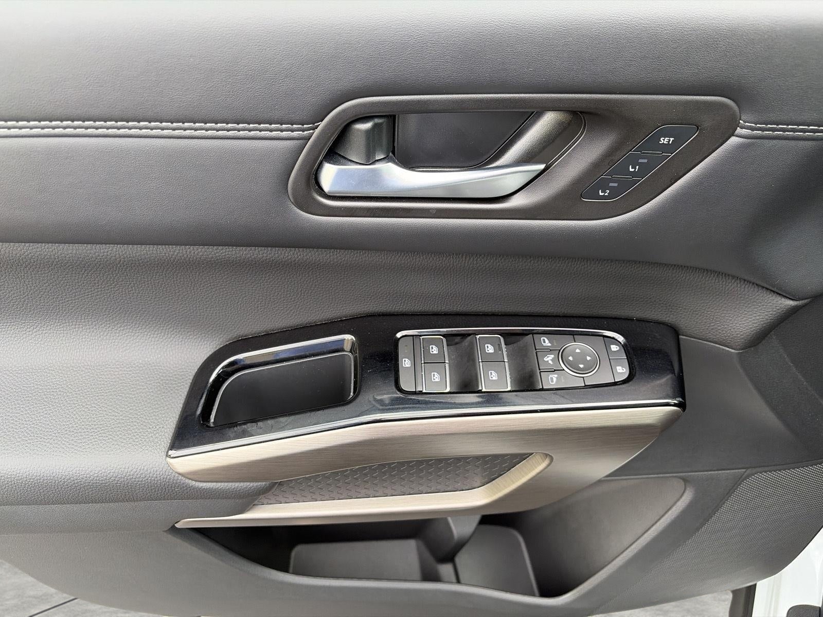 2025 Nissan Pathfinder Platinum 4WD