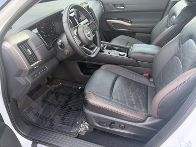 2025 Nissan Pathfinder Platinum 4WD